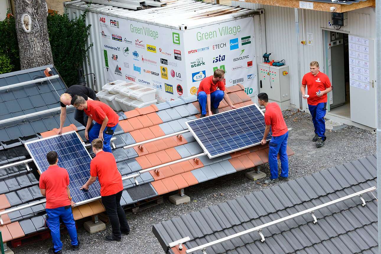HTL Schüler im Wohnpark - Projekt Photovoltaik