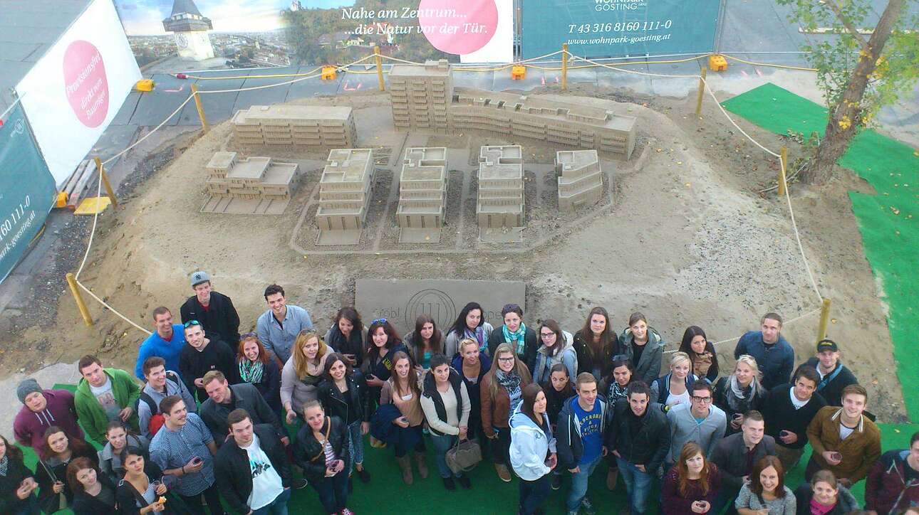 FH Studenten vor dem Wohnpark Modell