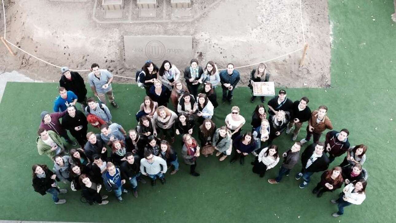 FH Studenten vor dem Wohnpark Modell