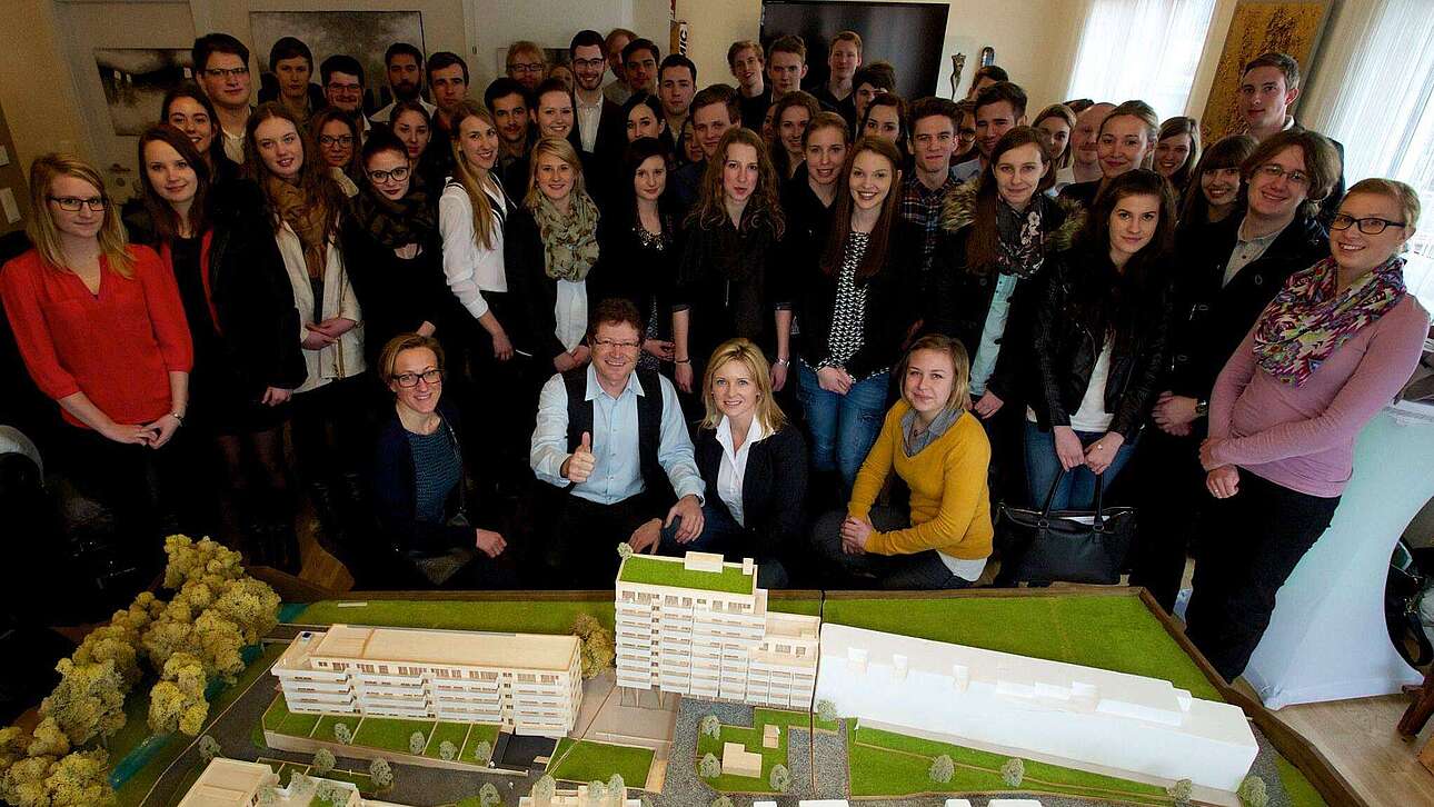 FH Studenten bei einer Führung im Wohnpark